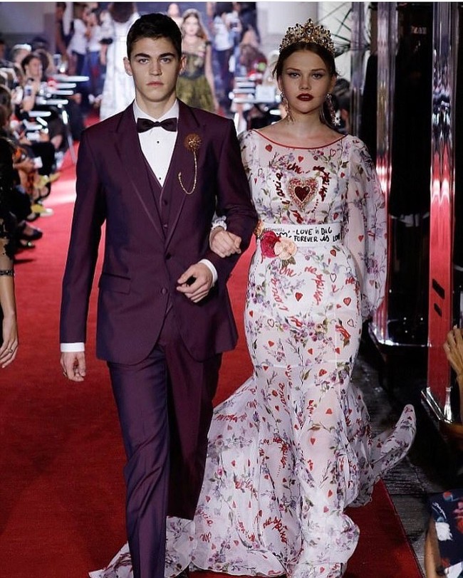 Selain aktor, Hero Fiennes-Tiffin juga seorang model. Di akun Instagram, Hero sering kali memamerkan portfolio menarik sebagai model iklan, runway, dan majalah. Foto: Dok. Twitter/Instagram @hero_ft