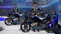 Tak cuma tim Moto2, Sky Racing Team VR46 juga turun di Moto3. Dua pebalapnya adalah Dennis Foggia (kiri) dan Celestino Vietti (kanan). (Foto: Instagram @skyracingteamvr46)