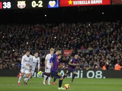 Barca memperkecil skor jadi 1-2 lewat penalti Lionel Messi lima menit sebelum turun minum. (AP Photo/Manu Fernandez)