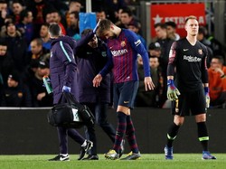 Laga ini pun membawa korban yakni bek Barcelona, Gerard Pique, yang harus mendapat perawatan karena cedera kepala dan sampai mengeluarkan darah. (Albert Gea/REUTERS)