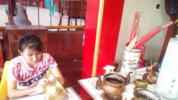 Sambut Imlek, Umat Tri Dharma di Kudus Bersihkan Kelenteng