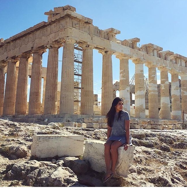 Condell menambahkan bahwa dirinya sebenarnya beruntung, bisa makan makanan yang ia sukai hingga bepergian dengan bebas tanpa batasan. “Ini adalah masalah utama pertama saya di dunia. Saya sering merasa terpisah ketika berada di ruangan yang penuh dengan orang-orang favorit saya,” terang Condell di tulisan blognya. Foto: Dok. Instagram @taracondell