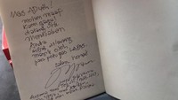 Jaya Suprana juga menulis surat untuk Ahmad Dhani setelah tak diizinkan masuk oelh petugas Rutan. Akhirnya bingkisan itu dititipkan ke petugas rutan. Foto: dok. Lieus Sungkharisma