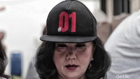 Selain itu, topi berwarna hitam dengan tulisan 01 ini pun menjadi salah satu souvenir yang dipasarkan oleh Alumni Menteng 64.