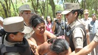 Suku Guarani melawan, sayangnya mereka kalah persenjataan. Sejak tahun 2009 tercatat 1.000 pemuda dari suku Guarani meninggal ditembak senjata api (Reuters)