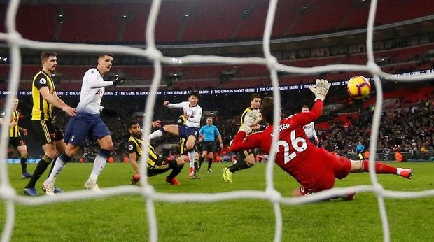 Son Heung-min mencetak gol lewat tendangan dari luar kotak penalti.