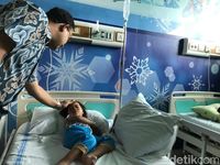 Ditemani Istri, Anies Jenguk Korban DBD di RSUD Pasar Minggu