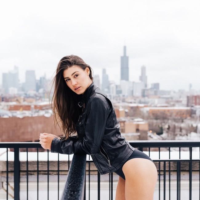 Di tengah cuaca dingin yang ekstrem hingga air terjun membeku di Amerika Serikat, seorang influencer dan fashion blogger bernama Bryn malah berfoto hanya dengan baju renang dan jaket kulit yang tak terlalu tebal. Foto: Dok. Instagram @gotbryn