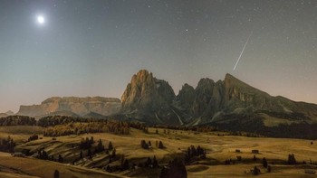 Pemenang kategori Young Competition diraih oleh fotografer Fabian Dalpiaz dengan fotonya berjudul Great Autumn Morning. (Foto: Dok. Insight Astronomy Photographer 2018)