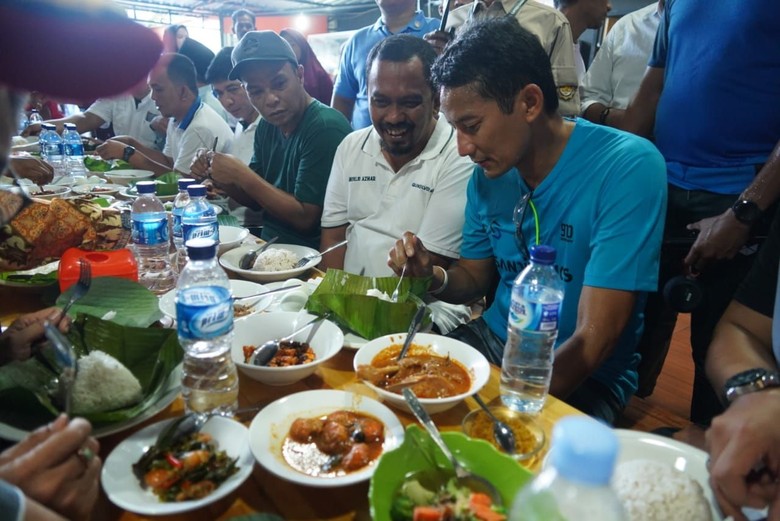 Gaya Sandiaga Uno Cicipi Ayam Kare hingga Tauco Udang di Aceh Gaya Sandiaga Uno Cicipi Ayam Kare hingga Tauco Udang di Aceh