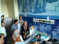 Ditemani Istri, Anies Jenguk Korban DBD di RSUD Pasar Minggu