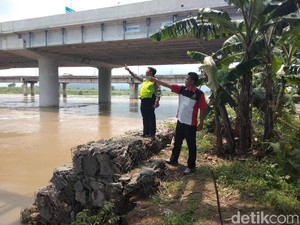 Seorang Pria Nekat Terjun ke Sungai Porong, Diduga Bunuh Diri