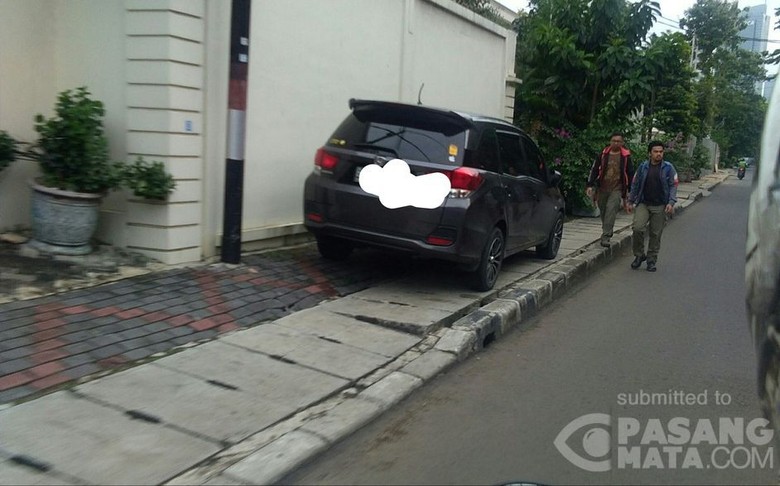 Mobil Parkir di Trotoar, Rebut Hak Pejalan Kaki. Foto: Imam Pujiono/Pasangmata Mobil Parkir di Trotoar, Rebut Hak Pejalan Kaki. Foto: Imam Pujiono/Pasangmata