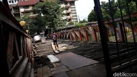 Jembatan kayu di Jalan Karet Pasar Baru VII, Karet Tengsin dan Jalan Pam Baru, Bendungan Hilir, Tanah Abang, nampak tak terawat, Minggu (3/2/2019).