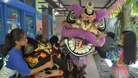 Anggota perkumpulan Barongsai Shen Long bersiap menjelang pentas untuk perayaan Imlek di Desa Sibang Kaja, Badung, Bali, Minggu (3/2/2019). Jelang perayaan Tahun Baru Cina tersebut perkumpulan Barongsai mulai padat pesanan pentas di sejumlah hotel, restoran dan pusat perbelanjaan di Bali dengan harga sewa mencapai Rp7,5 juta dengan durasi tarian hingga dua jam. (ANTARA FOTO/Nyoman Hendra Wibowo/nym/wsj).