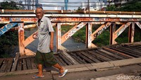 Selain itu, bagian pegangan jembatan nampak telah berkarat dan dipenuhi coretan orang-orang tak bertanggung jawab.
