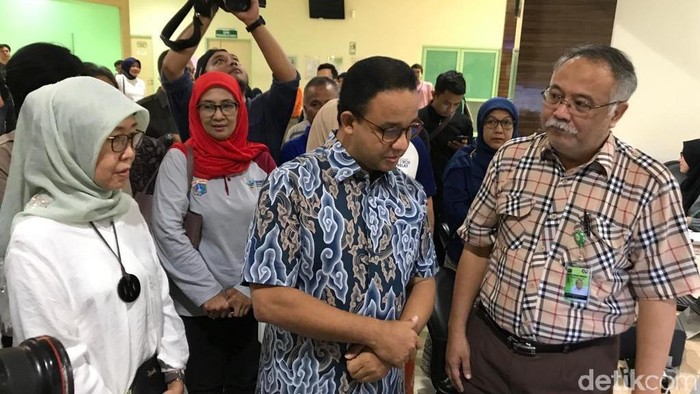 Ditemani Istri, Anies Jenguk Korban DBD di RSUD Pasar Minggu
