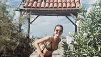 Angelina ternyata sudah mengunjungi beberapa destinasi di Eropa. Beberapa di antaranya destinasi antimainstream seperti di Ada Bojana, di negara Montenegro (Instagram/angelinadanilova)