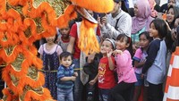 Pengunjung menyaksikan atraksi Barongsai saat tampil dalam rangkaian Ancol Imlek Festival di Pantai Lagoon Ancol, Jakarta, Sabtu (2/2/2019). Pertunjukkan tersebut diselenggarakan dalam rangka merayakan Tahun Baru Imlek 2570. (ANTARA FOTO/Dhemas Reviyanto/pd).
