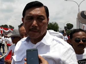 Luhut Sebut bakal Ada Sertifikasi Rumah Nelayan di Atas Laut