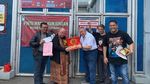 Foto: Bingkisan Merah Lieus-Jaya Suprana untuk Ahmad Dhani