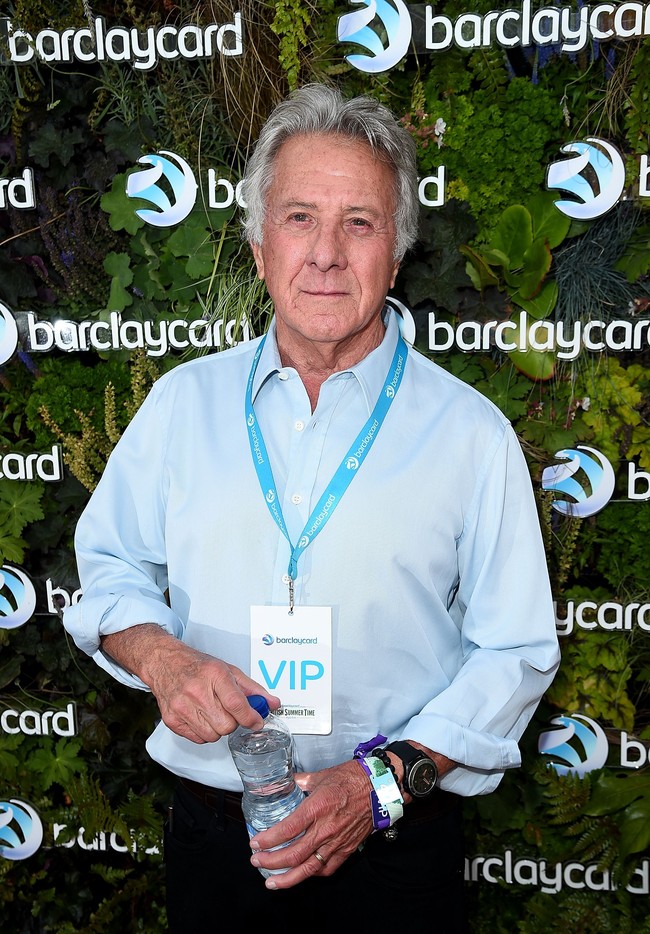 Seorang asisten produksi wanita menuduh Dustin Hoffman melakukan pelecehan seksual pada 1985, di tempat syuting Death of a Salesman. Ia mengklaim bahwa Dustin memintanya memijat kaki, meremas bokong hingga membicarakan tentang seks di depannya. Foto: Dok. Getty Images