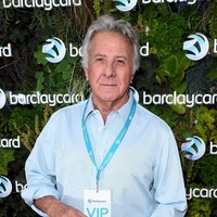 Seorang asisten produksi wanita menuduh Dustin Hoffman melakukan pelecehan seksual pada 1985, di tempat syuting Death of a Salesman. Ia mengklaim bahwa Dustin memintanya memijat kaki, meremas bokong hingga membicarakan tentang seks di depannya. Foto: Dok. Getty Images