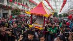 Ribuan Warga Rebutan Kue Keranjang di Solo