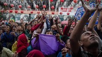 Ribuan warga memadati kawasan Pasar Gede Solo untuk mendapatkan kue keranjang yang dibawa saat kirab budaya Grebeg Sudiro yang merupakan rangkaian acara perayaan Imlek warga Solo.