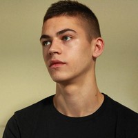 Hero adalah anak dari adik perempuan Ralph yakni Martha Fiennes yang merupakan seorang sutradara, penulis, dan produser film. Tak heran jika ada sedikit kemiripan di antara keduanya. Keluarga Fiennes memang dikenal rupawan dan bertalenta di dunia film. Foto: Dok. Twitter/Instagram @hero_ft