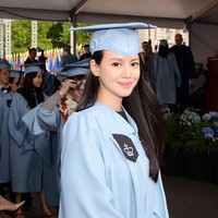 Meski punya orangtua tajir melintir, namun Emily tidak hanya memanfaatkannya begitu saja. Ia tetap menempuh pendidikan tinggi hingga mengambil dua gelar master di Universitas Colombia, New York, AS.  Foto: Dok. Instagram @emilylam.ho