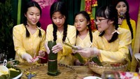 Tak ketinggalan, sejumlah warga California keturunan Vietnam juga turut merayakan perlombaan membuat kue tradisional Vietnam untuk menyambut tahun baru Imlek. Perlombaan itu digelar di Asian Garden Mall di kawasan California, Amerika Serikat. Istimewa/Richard Vogel/AP Photo.