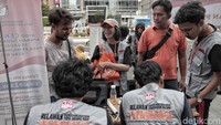 Petugas KPU membantu warga memeriksa status pendaftarannya sebagai pemilih pada Pemilu 2019 mendatang.