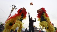 Pertunjukan barongsai ditampilkan di daerah Linfen, Shanxi, China, untuk menyambut tahun baru Imlek. Istimewa/Stringer via Reuters.
