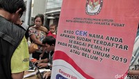 Dalam kegiatan tersebut, KPU juga menyediakan fasilitas untuk para pengunjung CFD yang ingin memeriksa status pendaftaran dirinya dalam pemilu.