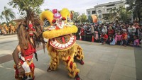 Penari Barongsai dan Bujang Ganong tampil bersama dalam rangkaian Ancol Imlek Festival di Pantai Lagoon Ancol, Jakarta, Sabtu (2/2/2019). Pertunjukkan tersebut diselenggarakan dalam rangka merayakan Tahun Baru Imlek 2570. (ANTARA FOTO/Dhemas Reviyanto/pd).