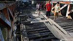 Penampakan Jembatan Kayu Tak Terawat di Tanah Abang, Berani Lewat?