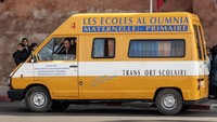 Bus di Marrakesh, Maroko, naik mobil van kuning ke sekolah, bus ini hanya diperuntukan untuk murid sekolah swasta. Istimewa/Dok. Shutterstock/Philip Lange.