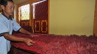 Pekerja merapikan dupa untuk sembahyang di Vihara Metta, di Serang, Banten, Sabtu (2/2/2019). Penataan Vihara tersebut dilakukan dalam rangka persiapan perayaan Tahun Baru Imlek 2570 tangal 5 Februari mendatang. (ANTARA FOTO/Asep Fathulrahman/pd).