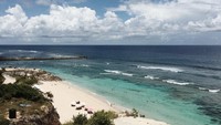 Is this even real? begitu caption Angelina pada foto di Instagram-nya ini yang memuji Pantai Melasti di Bali (Instagram/angelinadanilova)