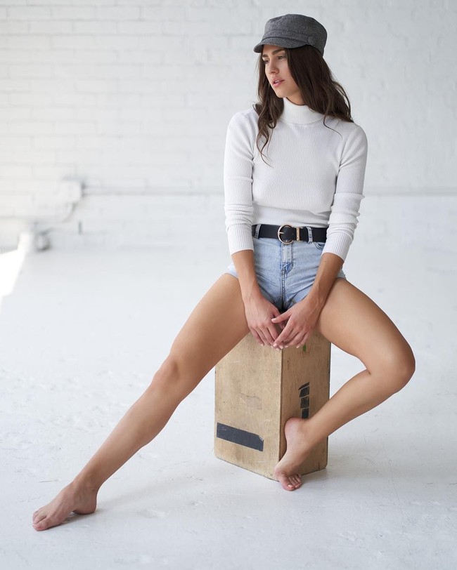 Aku bukannya membenci. Hanya menurutku kamu tidak memberi pesan yang benar untuk para remaja. Mereka bisa mati karena kedinginan mengikutimu. Apa sesungguhnya tujuanmu? $$$$. Bicara dengan jujur. Itu hanyalah promosi untuk dibayar. Tapi menyebarkan cinta dan edukasi lebih penting dalam hidup, timpal komentar lainnya. Foto: Dok. Instagram @gotbryn