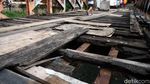 Penampakan Jembatan Kayu Tak Terawat di Tanah Abang, Berani Lewat?