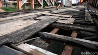 Namun, kondisi jembatan yang tak terawat dan berbahaya untuk dilintasi membuat warga harus ekstra hati-hati saat melintas.