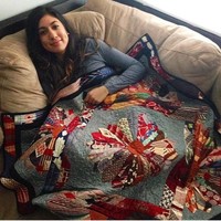 “Aku telah menulis catatan ini beberapa kali di kepalaku selama lebih dari satu dekade, dan yang ini akhirnya terasa benar. Tidak ada pengeditan, tidak ada terlalu banyak berpikir. Aku telah menerima harapan tidak lebih dari kekecewaan yang tertunda, dan aku hanya bosan dengan perasaan lelah. Aku menyadari aku tidak layak berpikir seperti ini karena aku benar-benar memiliki kehidupan yang hebat,” ungkap Condell. Foto: Dok. Instagram @taracondell