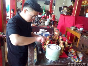 Sambut Imlek, Umat Tri Dharma di Kudus Bersihkan Kelenteng