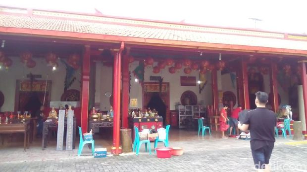 Sambut Imlek, Umat Tri Dharma di Kudus Bersihkan Kelenteng