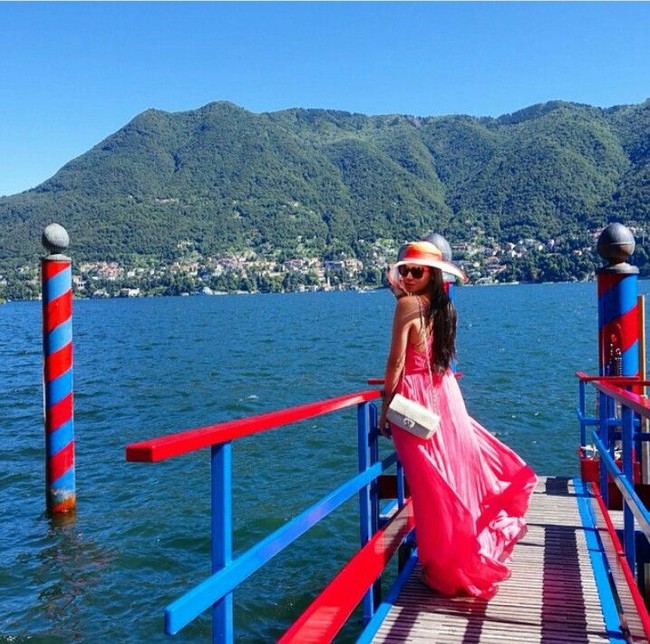 Berlibur ke Italia, Emily tampak mempesona tampil dengan gaun pink dan tas Chanel putih.  Foto: Dok. Instagram @emilylam.ho