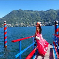 Berlibur ke Italia, Emily tampak mempesona tampil dengan gaun pink dan tas Chanel putih.  Foto: Dok. Instagram @emilylam.ho