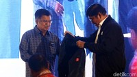 JK pun turut memberikan sambutan dalam acara tersebut. Ia juga menerima jaket sebelum memberikan sambutan.