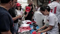 Selain menggelar deklarasi dukungan untuk Jokowi-Maruf Amin, Alumni Menteng 64 pun turut memasarkan beragam souvenir bertema pasangan nomor urut 1 tersebut.